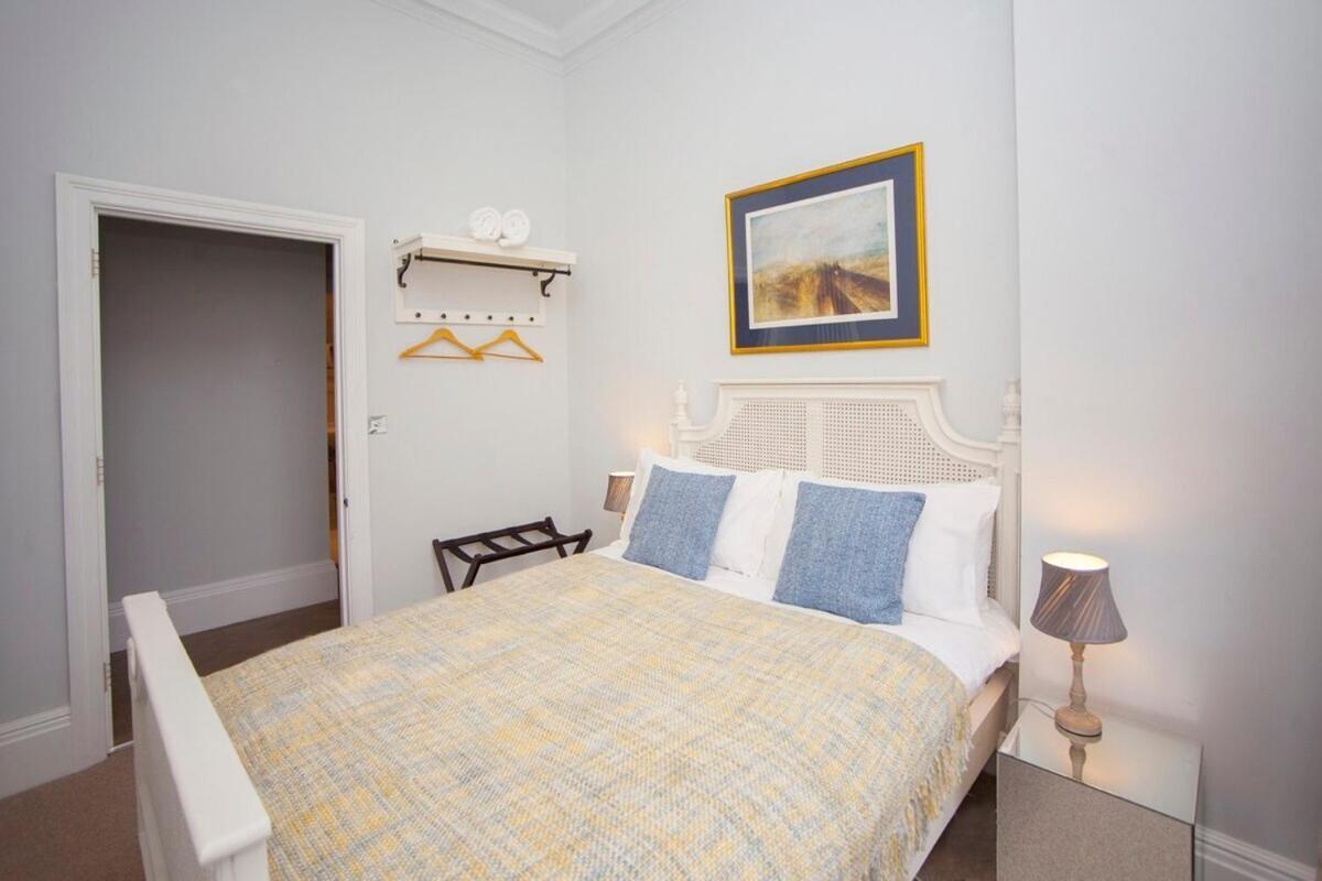 Stylish City Centre Apartment - Bath Eksteriør billede