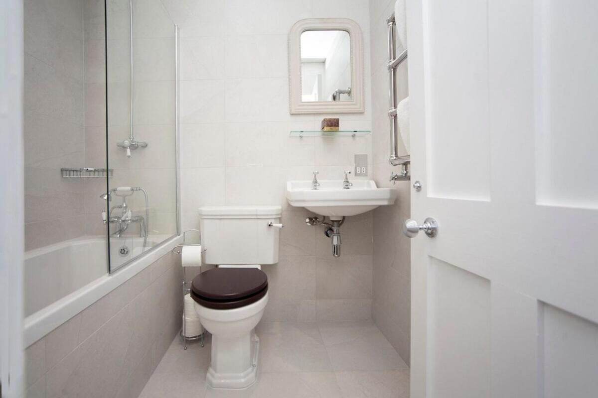 Stylish City Centre Apartment - Bath Eksteriør billede